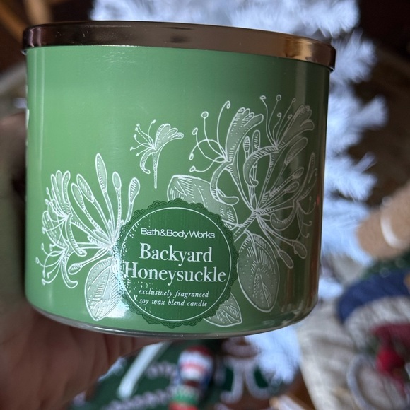 Bath & Body Works Green Backyard Honeysuckle Candle - Picture 2 of 6